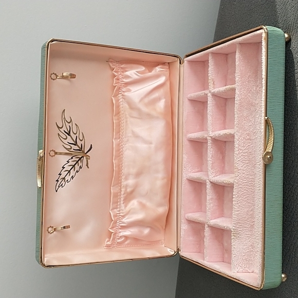 Accessories - Vintage mid-century modern green peach velvet travel jewelry case